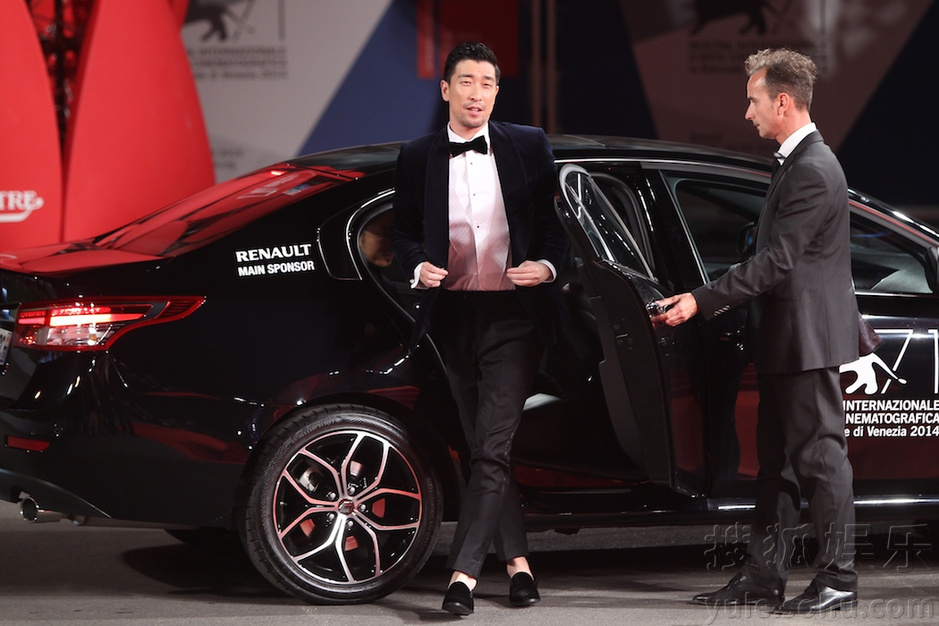 闭幕片《黄金时代》首映红毯 汤唯白裙亮相71