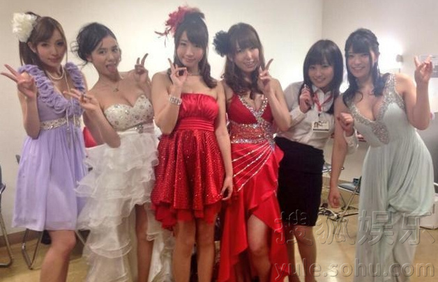 日本举办AV颁奖礼 波多野结衣爆乳领奖泣不成