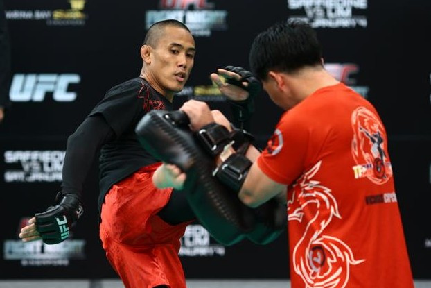 UFC新加坡赛称重仪式 新举牌女郎性感亮相(图