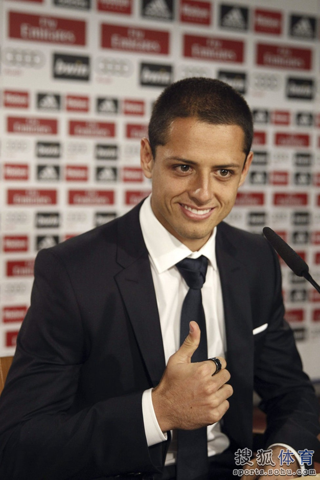 高清图:小豌豆参观皇马荣誉室 执14号战袍合影