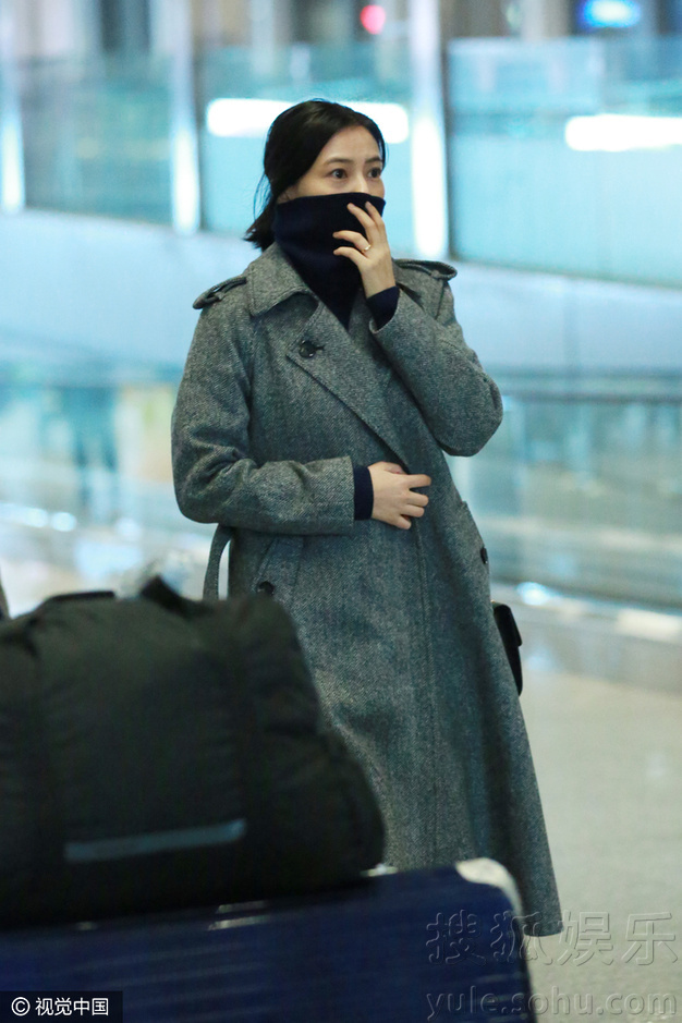 高圆圆素颜回京衣领捂鼻 眼神无光显疲惫8874