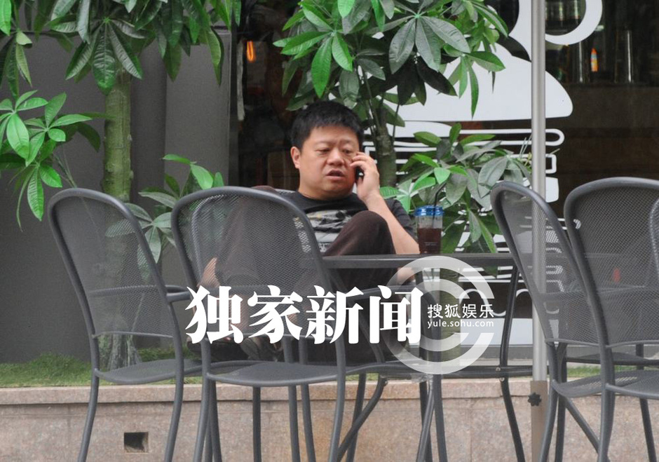 独家:马东带妻子喝咖啡 女儿试吃甜点萌态可掬