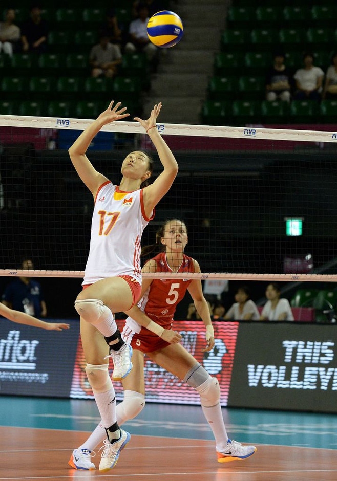 高清:中国女排激战俄罗斯 2米袁心玥横飞救球