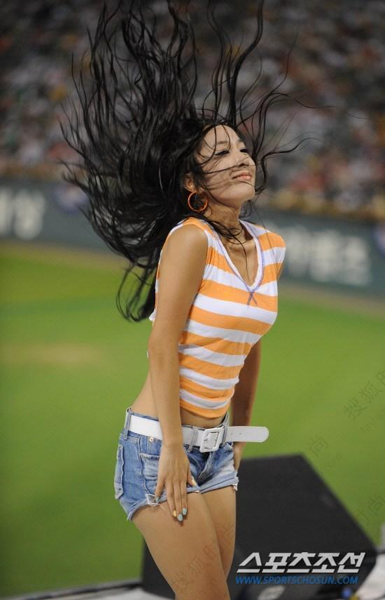 <em>长腿美女超短裤</em>