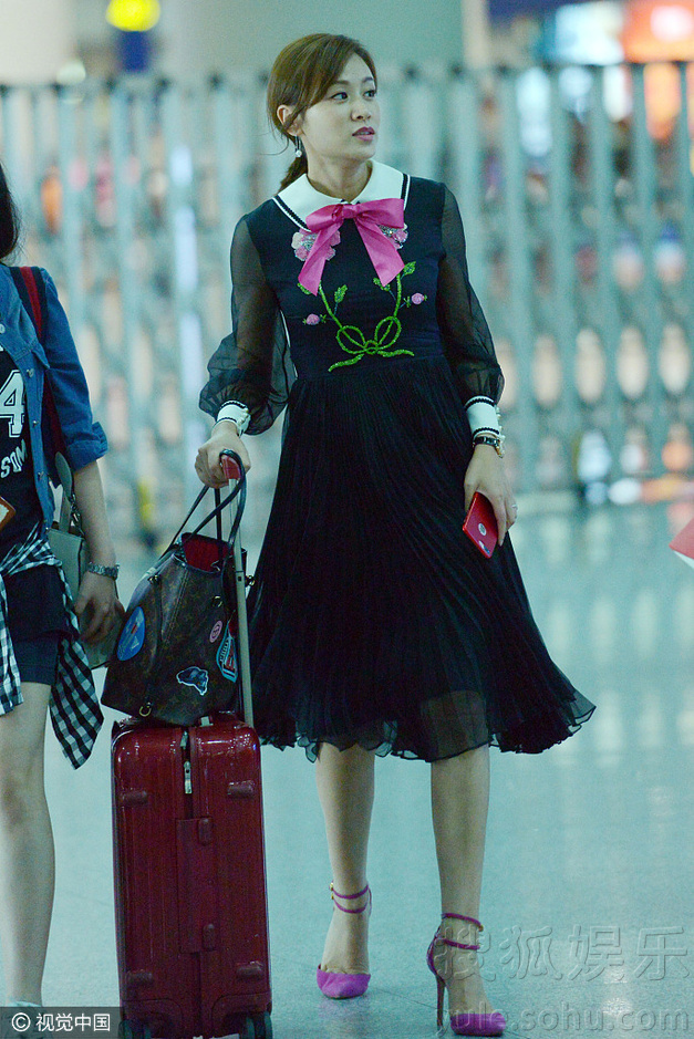 叶一茜穿黑纱裙配红领结 轻撩秀发女人味足(组图)