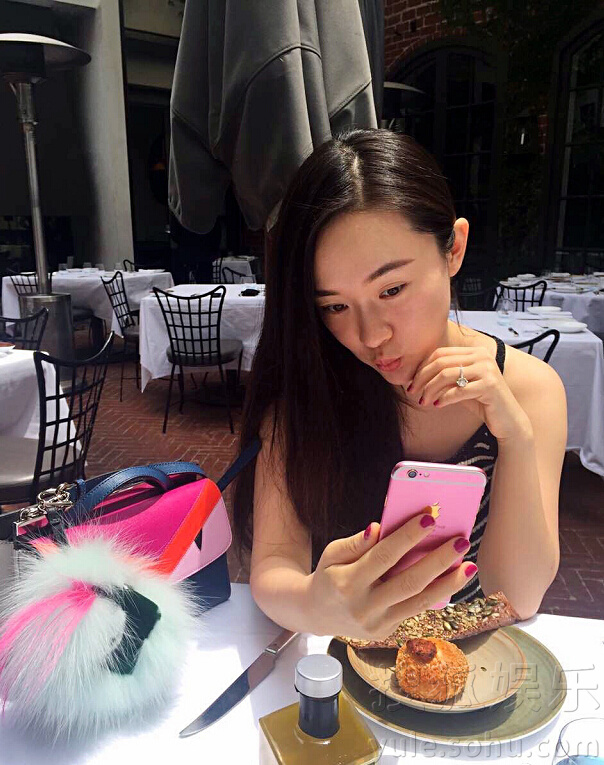 霍思燕与老公享受二人世界 嘟嘴卖萌_综合_突袭网