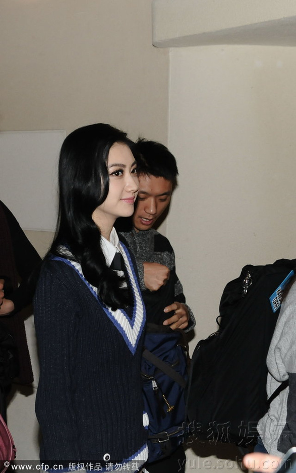 景甜休闲装扮现身休息室 不避镜头与助理嗨聊