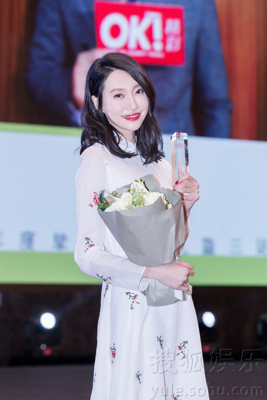 李斯羽获奖变身衣橱天后 时尚搭配显态度