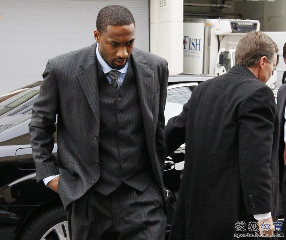 阿里纳斯珍贵照:传奇0号特工 持枪门毁掉生涯