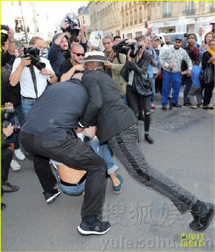 卡戴珊被疯狂粉丝偷袭 差点被亲到臀部87324