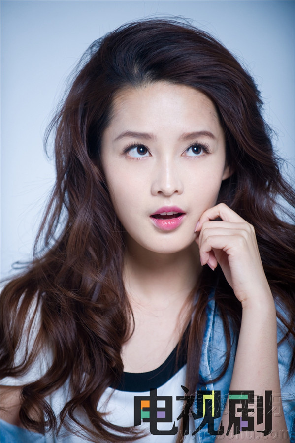 李沁最新杂志大片曝光 鬼马表情可爱不失甜美