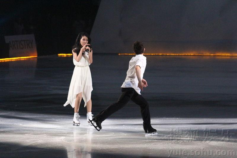 伍佰领军冰上大跳花朵舞 <em>曲婉婷</em>献出滑冰<em>处女</em>
