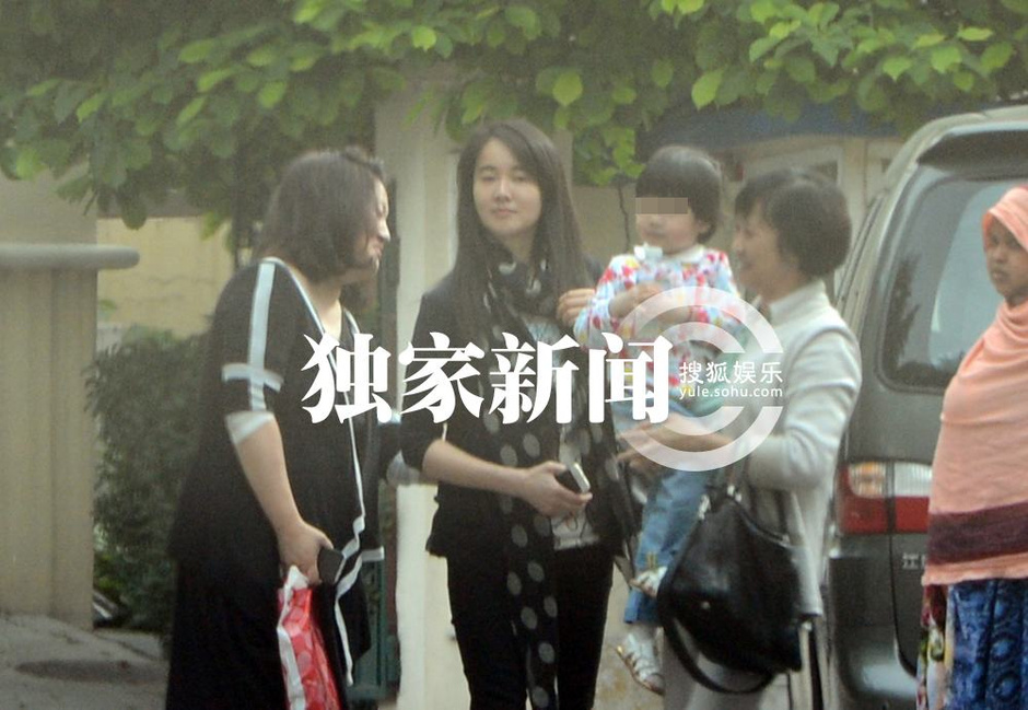 独家:左小青与母亲接女儿回家 小姑娘活泼可爱