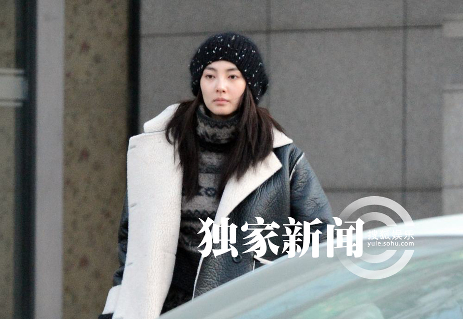 独家:张雨绮素颜出街约闺蜜吃饭聊天6124483