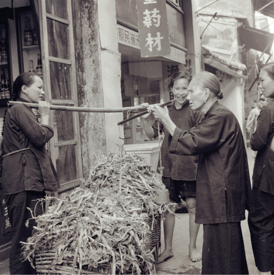 50年代人口_编前会(五十年代)人员:张映吾(中)、魏克明(右一)、陈虞孙...(2)