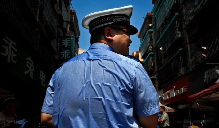 高温中汗流浃背的工作者