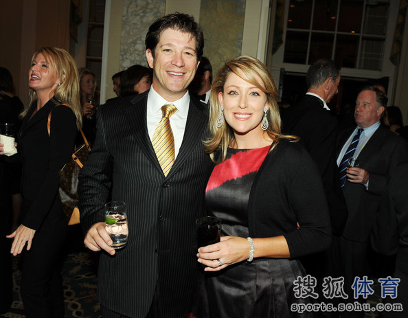 组图:高龄美女科尔升级为母亲 爱子代孕而得5