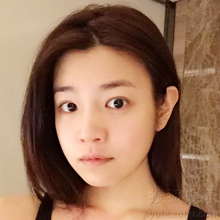 仰拍俯拍侧拍!陈妍希素颜自拍停不下来