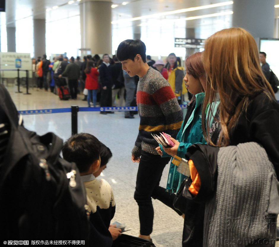 张艺兴离沪遭粉丝围堵 机场提鞋显慌张8117083-娱乐频道图片库-大视野-搜狐