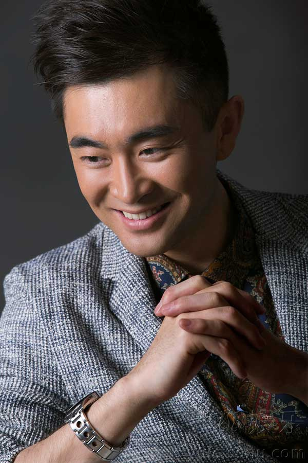 铁伟光最新西服写真曝光 简约时尚变型男