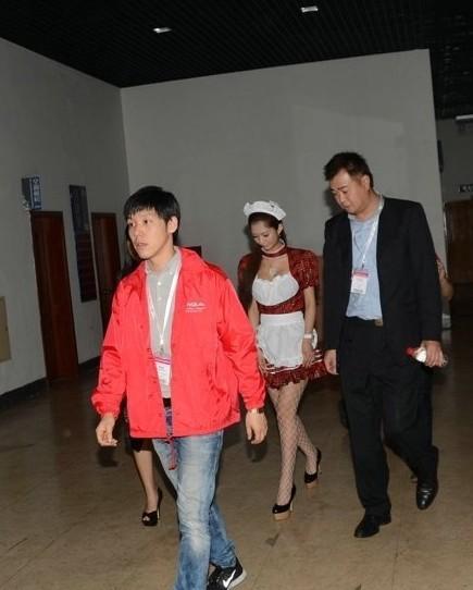 日本女星麻生希<em>女仆</em>装亮相 遭<em>贴身</em>助理狂瞄49