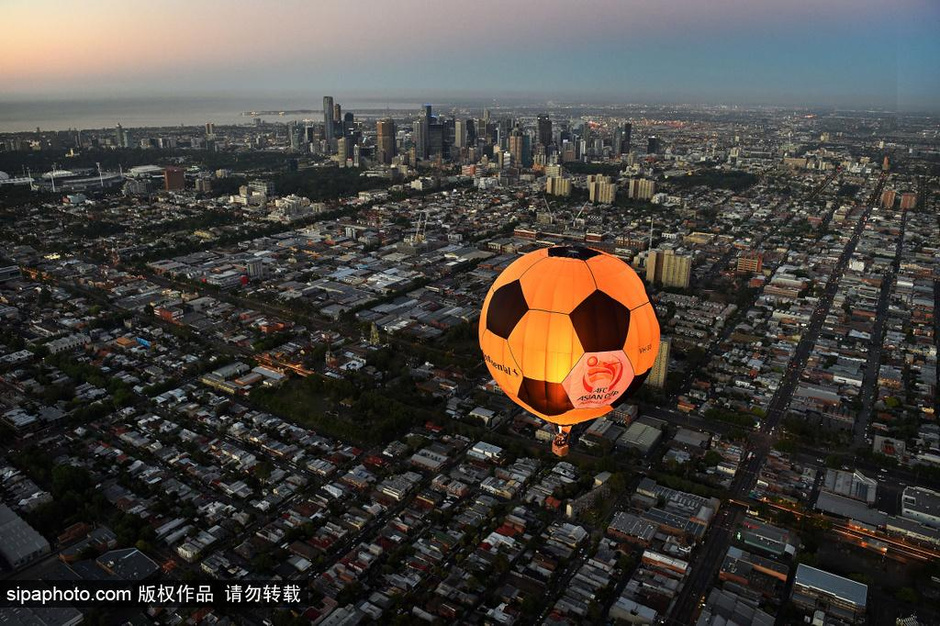 高清图:墨尔本上空现足球热气球 助兴亚洲杯赛