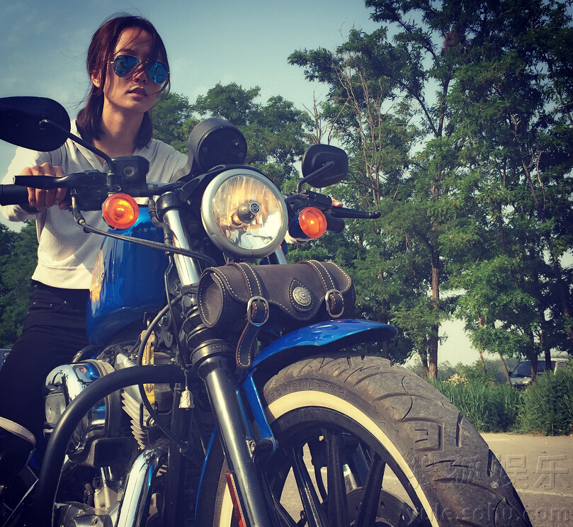 王珞丹骑哈雷机车耍帅 称男友送自己去上班