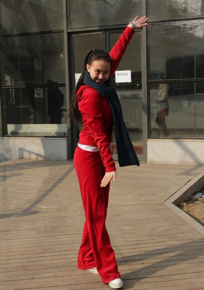 北京电影学院2014招生考试报名火热进行,众多美女考生在现场跳舞