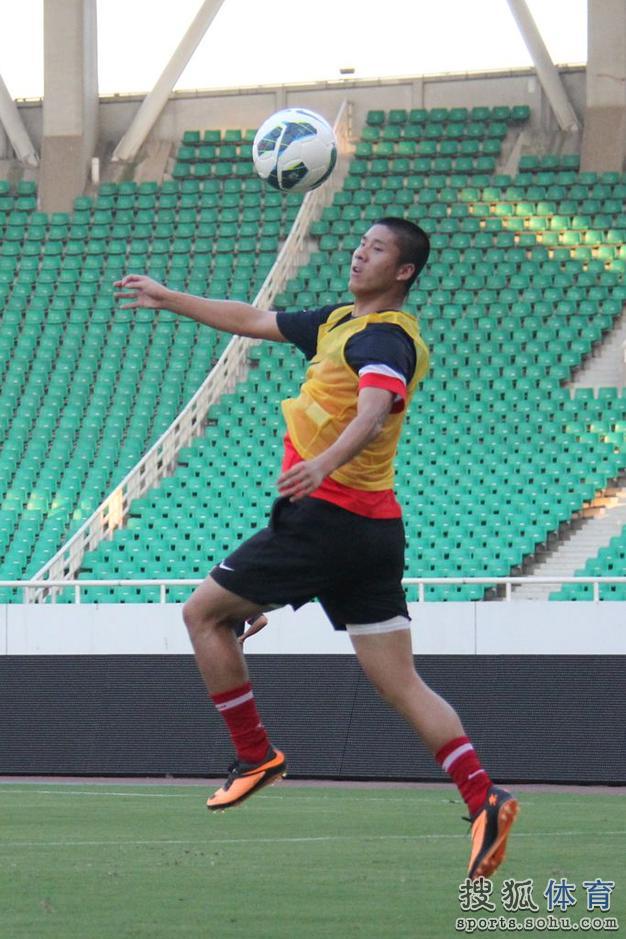 高清:亚泰队武体赛前适应场地 赵明剑防守勇猛