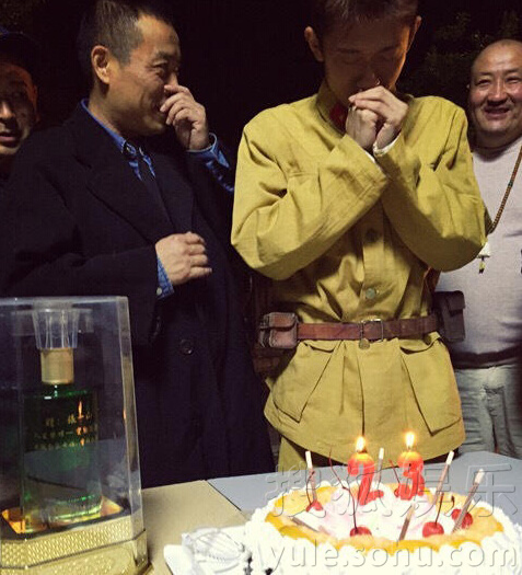 张一山剧组庆祝23岁生日 与周冬雨共切蛋糕