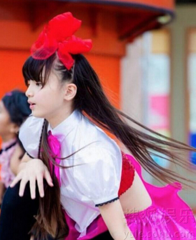 日本小学生组合走红 11岁成员穿比基尼秀性感