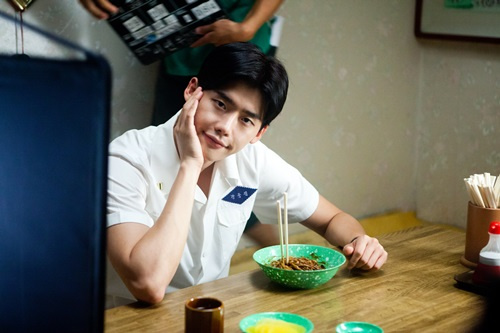 <em>李钟硕</em>《热血青春》剧照公开 卖萌撒娇剪刀手