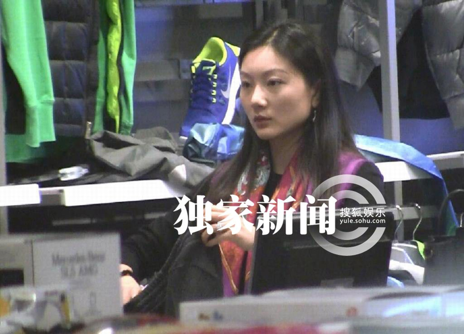 独家:张艺谋妻子陈婷带女儿去游乐园5736187