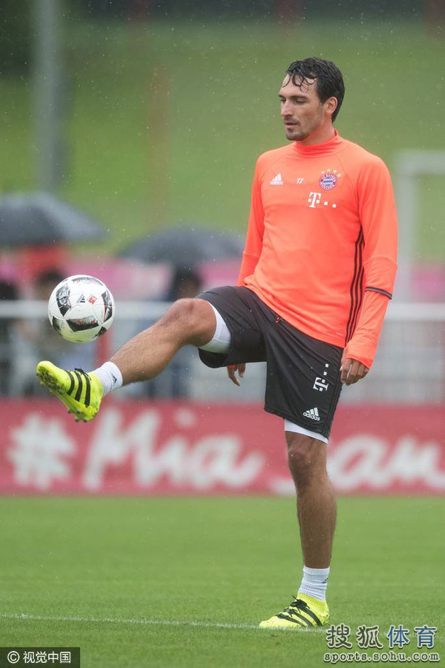 高清图:狐媚桑切斯归队首训 铁闸摊手在讲解啥