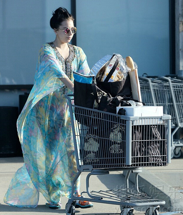 穿越去唐朝?Gaga着仙女裙买面包 造型可人73