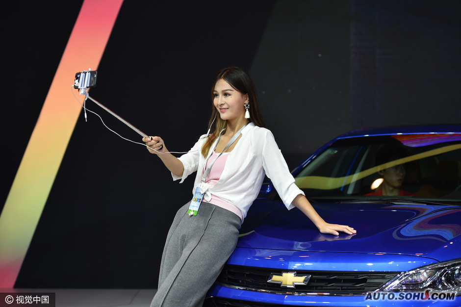 成都车展网红娇美不逊车模 扎推直播吸睛力强
