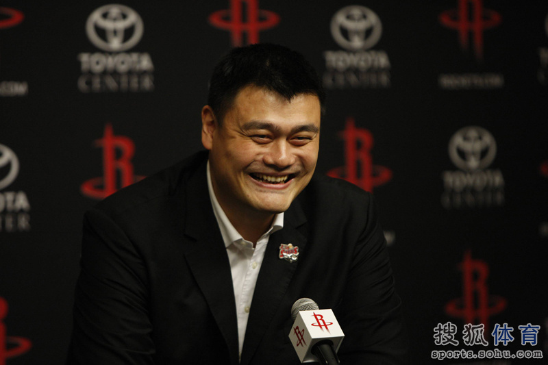 前方图:火箭VS上海赛前发布会 姚明着西装亮相