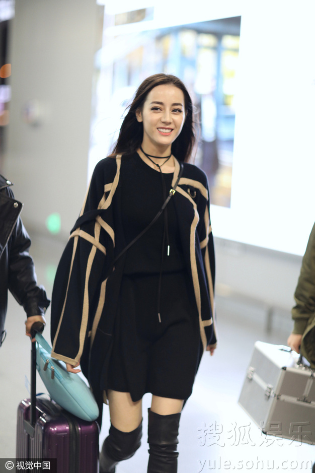 迪丽热巴大衣配长靴时尚度满分 脚下生风似走