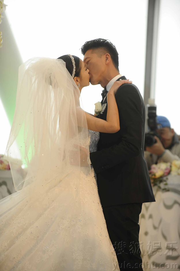 王雷李小萌婚礼在京举行 360度甜蜜激吻