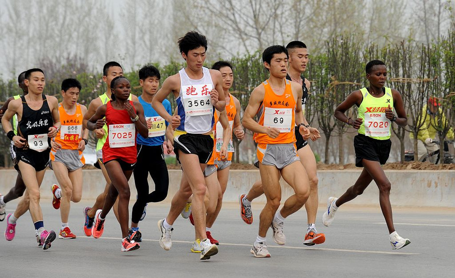 高清:<em>郑开</em>国际<em>马拉松</em>赛开跑 人潮涌动场面壮观