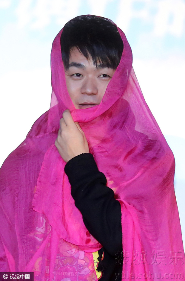 王宝强薄纱掩面娇羞妩媚反差萌 大胆回应质疑(图)