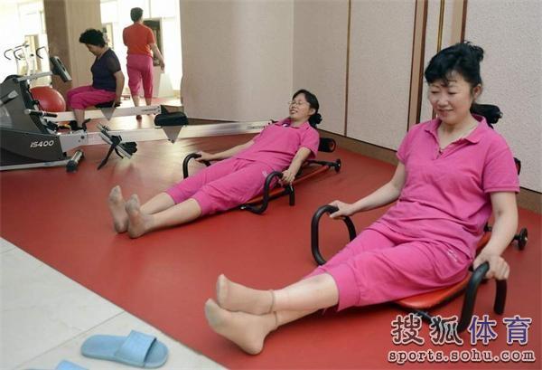 组图:揭秘朝鲜富人如何生活 洗浴健身打高尔夫