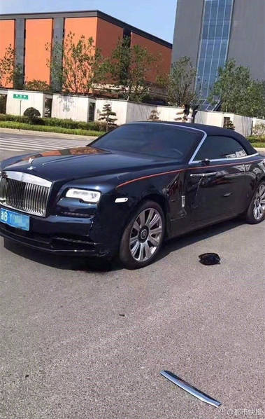 外卖小哥闯红灯撞豪车 车主:不用赔9098987-新