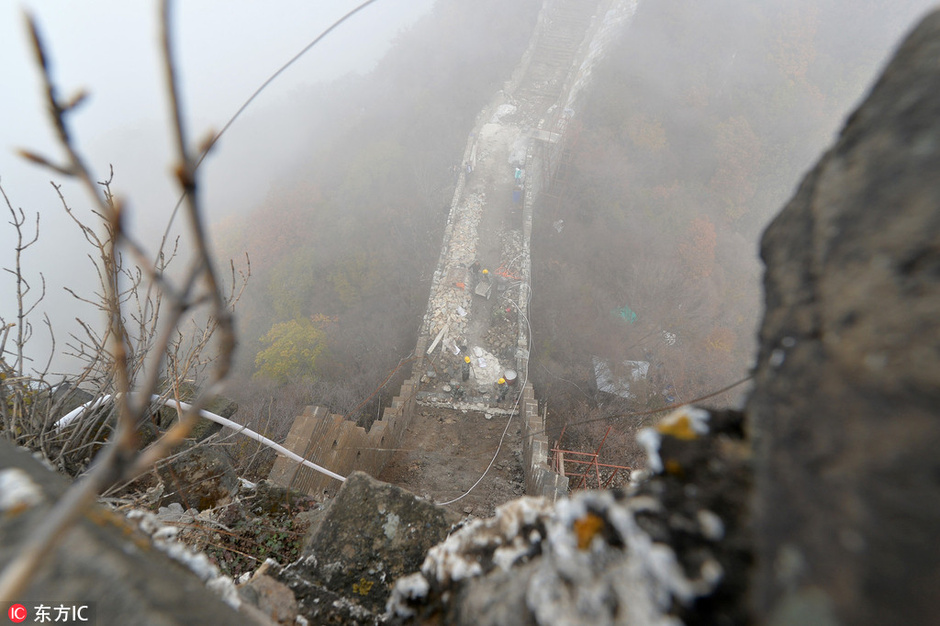 北京启动箭扣长城修缮工程 工人大雾中工作87
