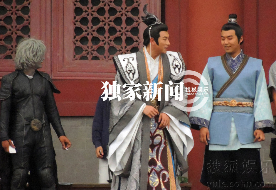 独家:陈键锋与演员开心聊天 表情丰富大呼小叫