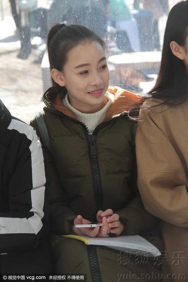 北影艺考美女云集 关晓彤领衔明星考生现身