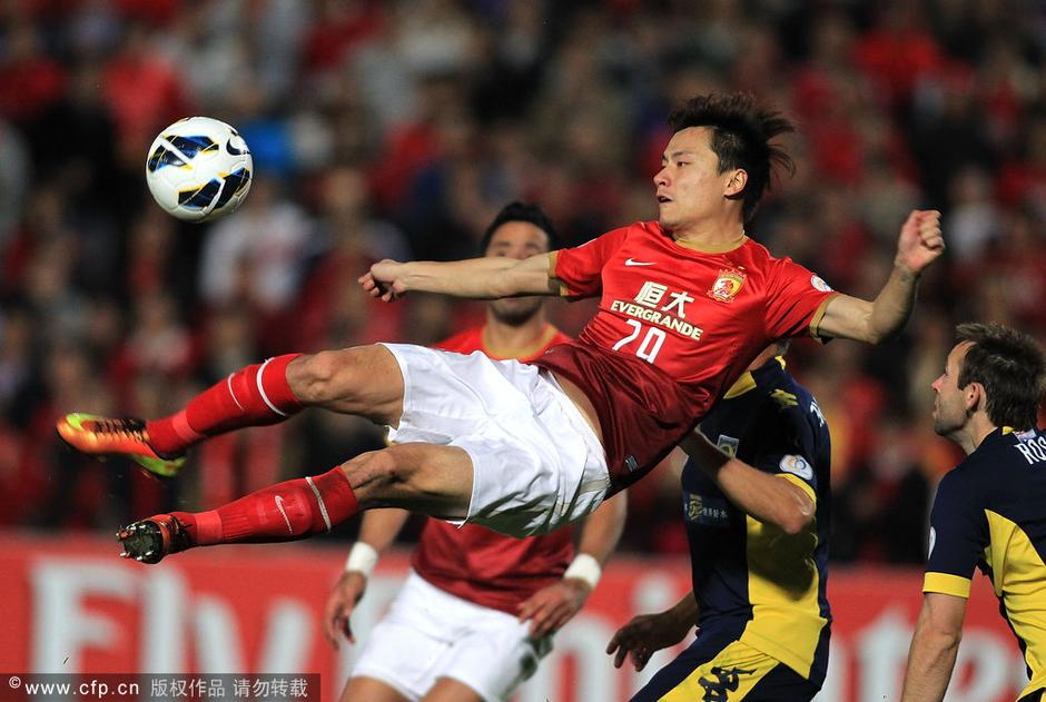 高清:郜林倒钩惊艳瞬间  恒大 诸将披国旗庆胜利