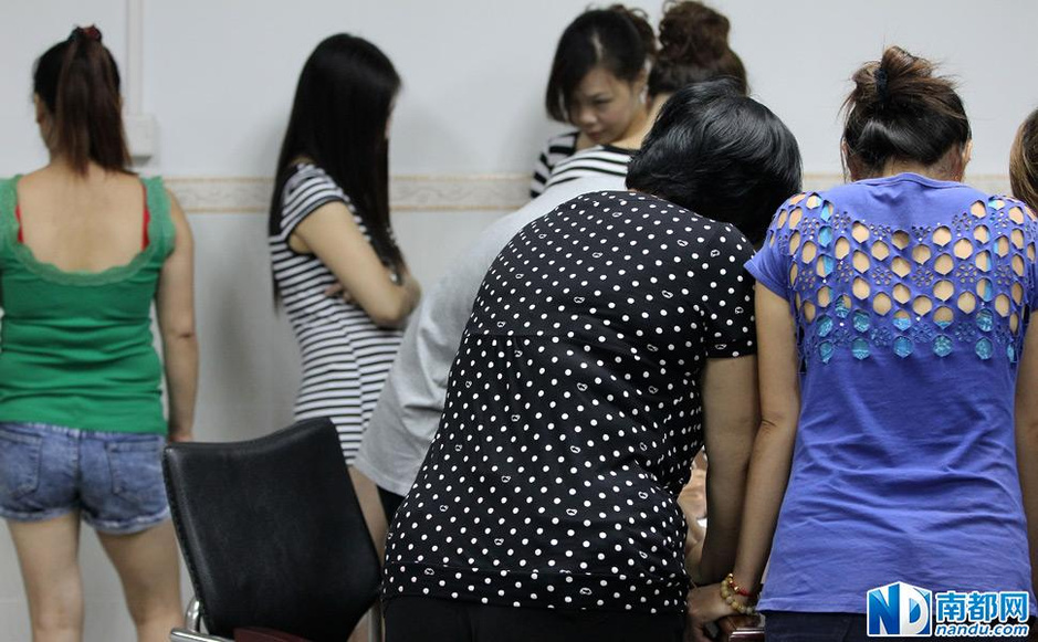 城中村的一条小巷进行暗访,当有男子走进小巷时,仍有部分站街女在照常