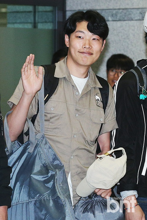 朴宝剑柳俊烈等非洲返韩 肤色黝黑帅气不减82