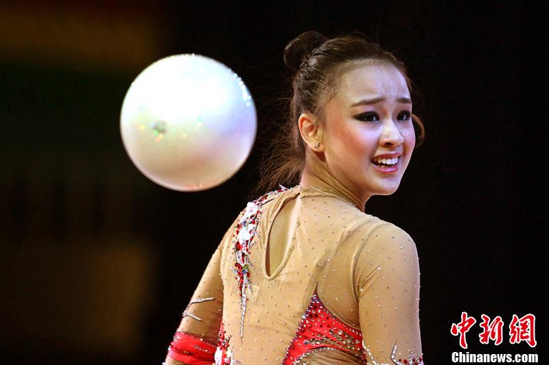 高清:孙妍在惊艳亚洲<em>艺体</em>锦标赛 空中劈叉钻圈